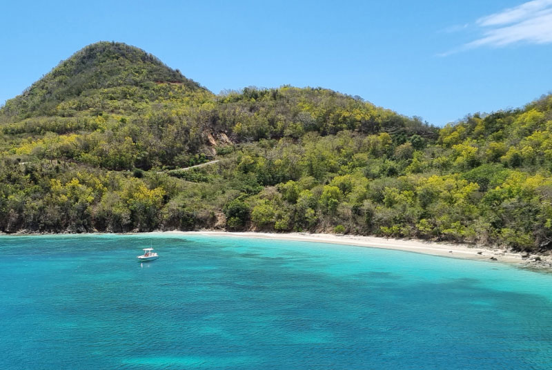 Voilier navigant près de la Guadeloupe