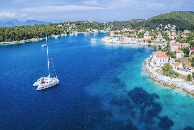 Voilier dans les eaux bleus turquoises de la Grèce